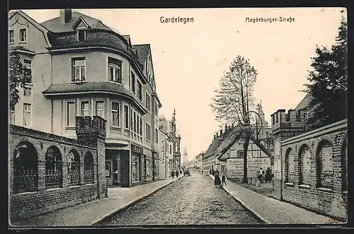 AK Gardelegen, Passanten in der Magdeburger-Strasse