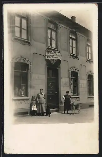 Foto-AK Krefeld, Motor- und Fahrradreparatur Peter Tillmann, Fassade mit Damen, Kindern und Hunden, 1925