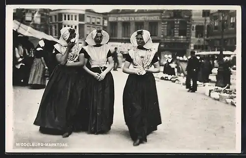 AK Middelburg, Frauen in Trachten zum Marktdag
