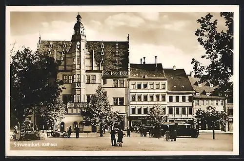 AK Schweinfurt, Passanten am Rathaus