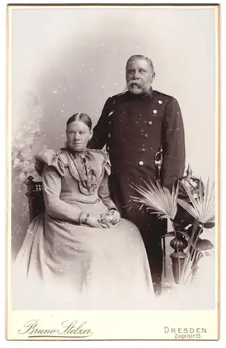 Fotografie Bruno Stelzer, Dresden, Ziegelstr. 55, Sächsischer Soldat in Uniform mit Säbel und Pickelhaube