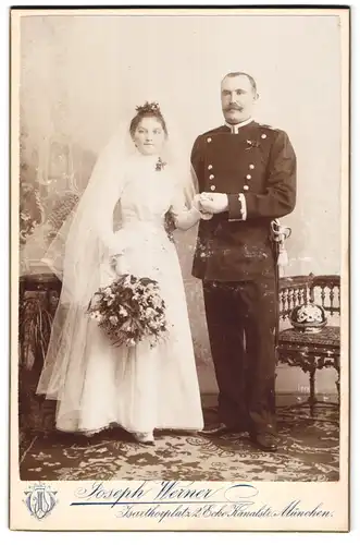 Fotografie Joseph Werner, München, Isarthorplatz 2, Bayrischer Soldat in Uniform Reg. 84 m. Pickelhaube und Säbel, Braut