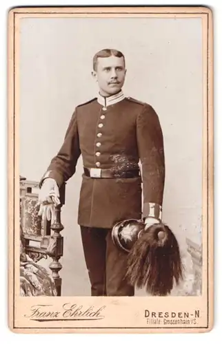Fotografie Franz ehrlich, Dresden, Königsbrücker Str. 105, Portrait Sächsischer Soldat in Uniform mit Pickelhaube