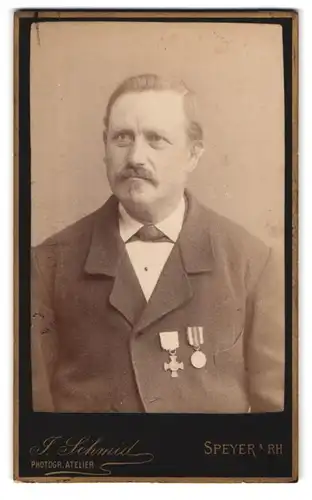 Fotografie F. Schmid, Speyer a. Rh., Jacob-Str. 11a, Portrait Veteran im Anzug mit Orden am Band