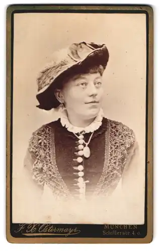 Fotografie F. X. Ostermeayr, München, Schillerstrasse 40, Portrait junge Dame mit Hut