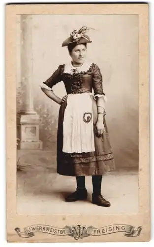 Fotografie J. Werkmeister, Freising, Amtsgerichtsgasse 445, Portrait junge Frau in Tracht