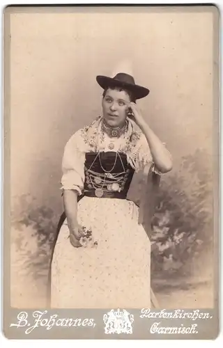 Fotografie B. Johannes, Garmisch-Partenkirchen, Portrait junge Frau in Tracht