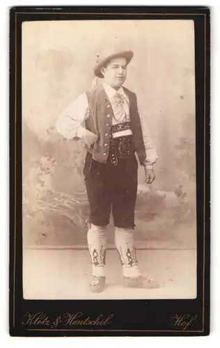 Fotografie Klotz & Hentschel, Hof, in der Allée, Portrait junger Mann in Tracht