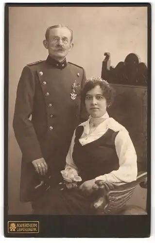 Fotografie A. Wertheim, Berlin, Leipzigerstrasse, Portrait Eisenbahner in Uniform mit Orden
