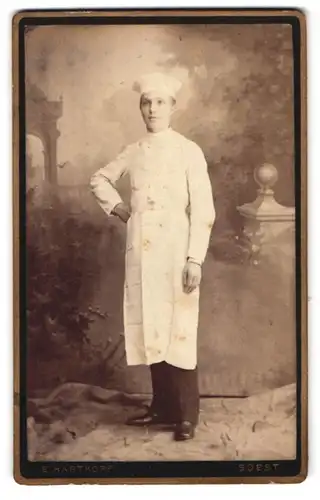 Fotografie E. Hartkopf, Soest, Portrait junger Koch in Dienstkleidung, Bäcker