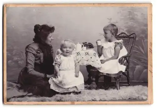 Fotografie Atelier Meffert, Hildburghausen, Rosengasse, Portrait Frau und Kinder mit Spielzeug-Teeservice