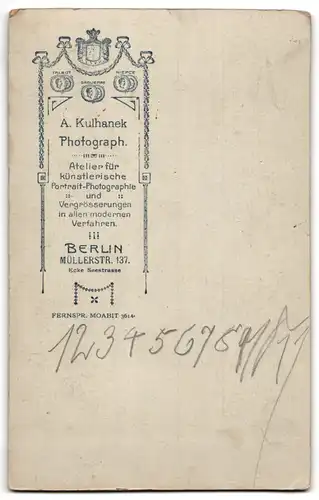 Fotografie A. Kulhanek, Berlin, Müllerstrasse 137, Portrait modisch gekleidetes Paar sich an der Hand haltend