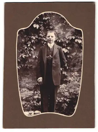 Fotografie unbekannter Fotograf und Ort, Portrait halbwüchsiger Knabe im Anzug mit Krawatte