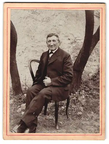 Fotografie unbekannter Fotograf und Ort, Portrait älterer Herr im Anzug auf Stuhl sitzend