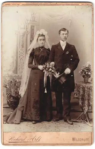 Fotografie Richard Arlt, Wilsdruff, Portrait bürgerliches Paar in Hochzeitskleidung mit Schleier und Blumenstrauss