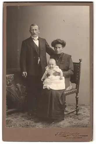 Fotografie J. B. Rottmayer, Berchtesgaden, Griessstätterstrasse, Portrait bürgerliches Paar mit einem Baby