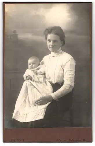Fotografie Jos. Boos, München, Zieblandstrasse 34, Portrait junge Dame in weisser Bluse mit Baby auf dem Schoss