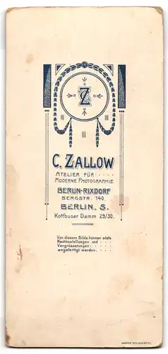 Fotografie C. Zallow, Berlin-Rixdorf, Bergstrasse 140, Portrait bürgerlicher Herr im Anzug mit Fliege