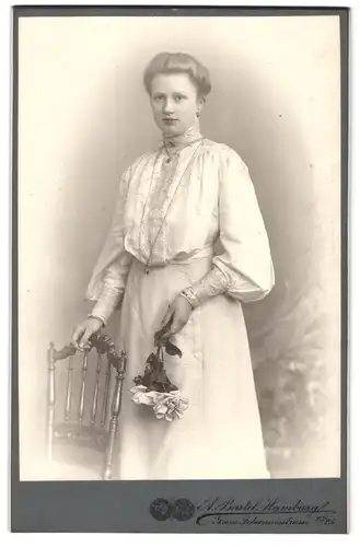 Fotografie A. Bartel, Hamburg, Grosse Johannisstrasse 23-25, Portrait bürgerliche Dame mit Blumen an Stuhl gelehnt