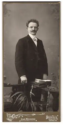 Fotografie Edg. Wallnau, Berlin-N, Müller-Strasse 174, Portrait junger Herr in eleganter Kleidung mit Buch