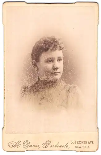 Fotografie M. Davis, New York, 551 Eighth Ave, Portrait junge Dame mit zurückgebundenem Haar