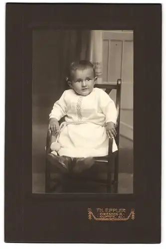 Fotografie Th. Eppler, Dresden, Hauptstrasse 24, Kleines Kind auf einem Stuhl