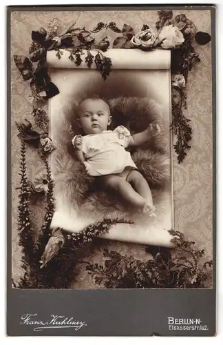 Fotografie Franz Kuhlmey, Berlin, Elsasserstrasse 1 / 2, Baby in süsser Pose auf einem Teppich