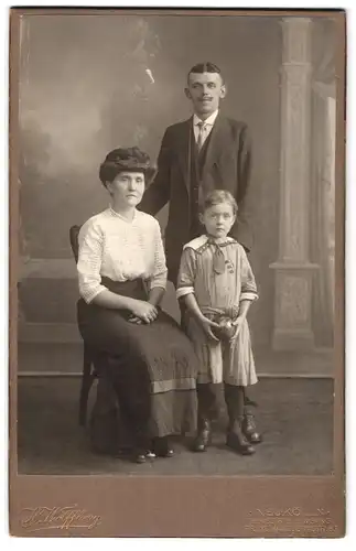 Fotografie Hermann Wolffberg, Berlin, Bergstrasse 9, Mann mit seiner Frau und seiner Tochter