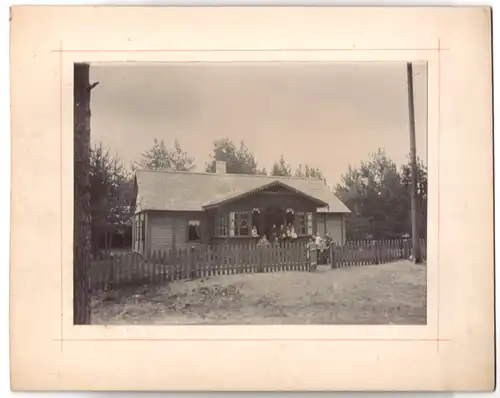 Fotografie Ansicht Wösso, Familienfoto vor der Villa Johannson