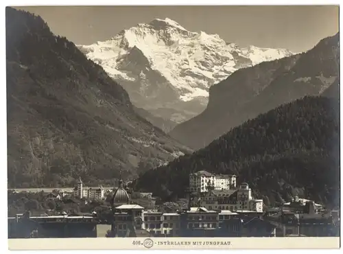 Fotografie Ansicht Interlaken, Ortsansicht mit blick auf die Jungfrau