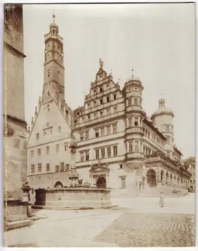 Fotografie Ansicht Rothenburg ob der Tauber, St. Georgbrunnen mit Rathaus und Gotischem Turm, Grossformat 20 x 25cm