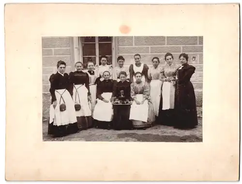 Fotografie Gruppenfoto Serviermädchen mit Tablett und Umhängetasche