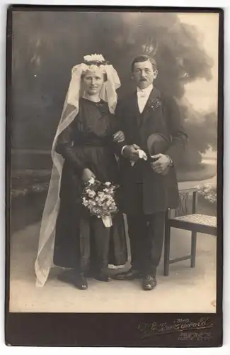 Fotografie Walter Herolda, Freiberg, Fischerstrasse 29, Frau mit Schleier und Brautkleid im Arm ihres Mannes