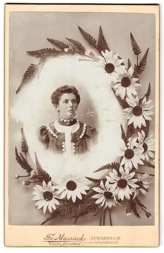 Fotografie Fr. Mussack, Augsburg, Innere Uferstrasse 3, Junge Frau im Portrait eines Blumenkranzes