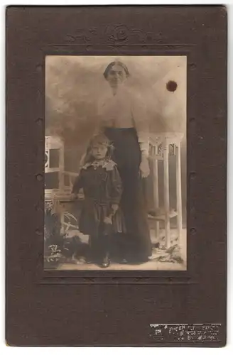 Fotografie Eugen Höhn, Gunzenhausen, Bahnhofstrasse, Mutter mit ihrer kleinen Tochter