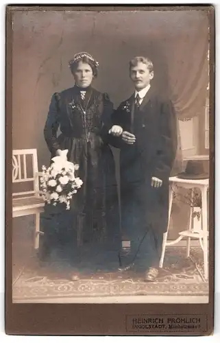 Fotografie Heinrich Fröhlich, Ingolstadt, Milchstrasse 5, Junger Mann mit seiner Frau im Kleid