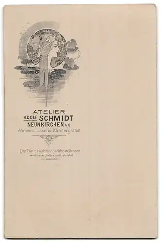 Fotografie Adolf Schmidt, Neunkirchen, Weinerstrasse, Portrait bürgerliche Dame mit Buch an Stuhl gelehnt