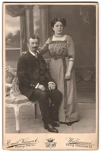 Fotografie Emil Kunert, Weissensee, König-Chaussee 33, Portrait bürgerliches Paar in modischer Kleidung