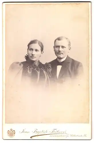 Fotografie Jean Baptiste Feilner, Braunschweig, Wilhelmstrasse 88, Portrait bürgerliches Paar in hübscher Kleidung