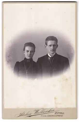Fotografie H. Wallbrecker, Zittau i / S., Theodor Körner Allee, Portrait junges Paar in eleganter Kleidung