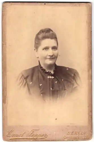 Fotografie Ernst Tepper, Berlin, Chaussee Strasse 28, Portrait bürgerliche Dame im modischen Kleid