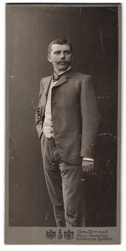 Fotografie C. Dittmar, Landshut, Zweibrückenstrasse, Portrait modisch gekleideter Herr mit Schnauzbart