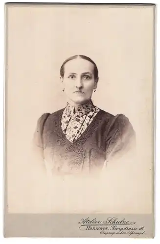 Fotografie E. W. Schulze, Hannover, Georgstrasse 16, Portrait bürgerliche Dame mit zurückgebundenem Haar