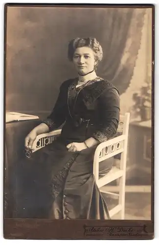 Fotografie H. Deike, Hannover-Linden, Deisterstrasse 7, Portrait bürgerliche Dame mit Zwicker auf Stuhl sitzend