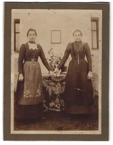 Fotografie unbekannter Fotograf und Ort, Portrait zwei bürgerliche Damen sich an der Hand haltend