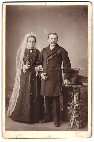 Fotografie Gg. Kurzmiller, Velden, Portrait bürgerliches Paar in Hochzeitskleidung mit Schleier