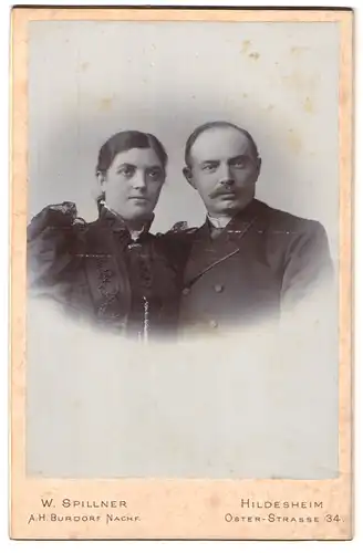 Fotografie W. Spillner, Hildesheim, Oster-Strasse 34, Portrait bürgerliches Paar in modischer Kleidung