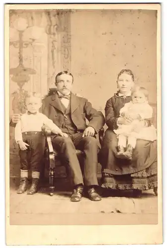 Fotografie unbekannter Fotograf und Ort, Portrait bürgerliches Paar mit zwei Kindern