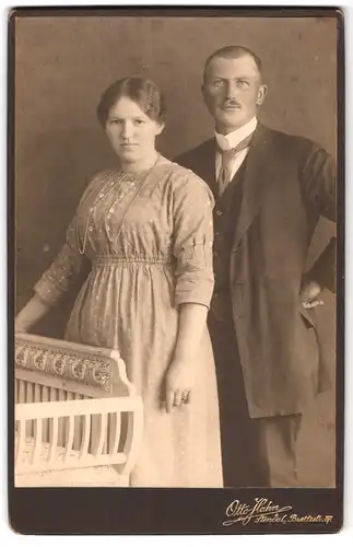 Fotografie Otto Hahn, Stendal, Breitestrasse 87, Portrait bürgerliches Paar in hübscher Kleidung