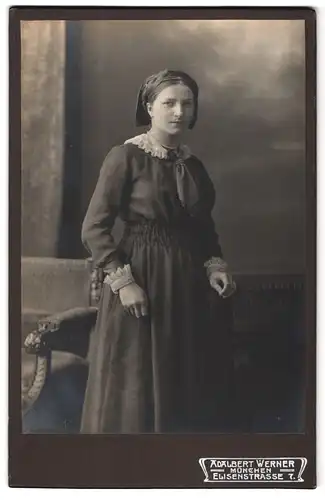 Fotografie Adalbert Werner, München, Elisenstrasse 7, Portrait junge Dame im hübschen Kleid
